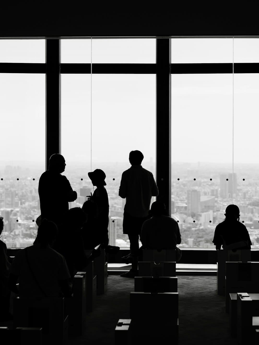 具俊晔现身大S墓地 坐旁边为其修图 深情守护引发感动